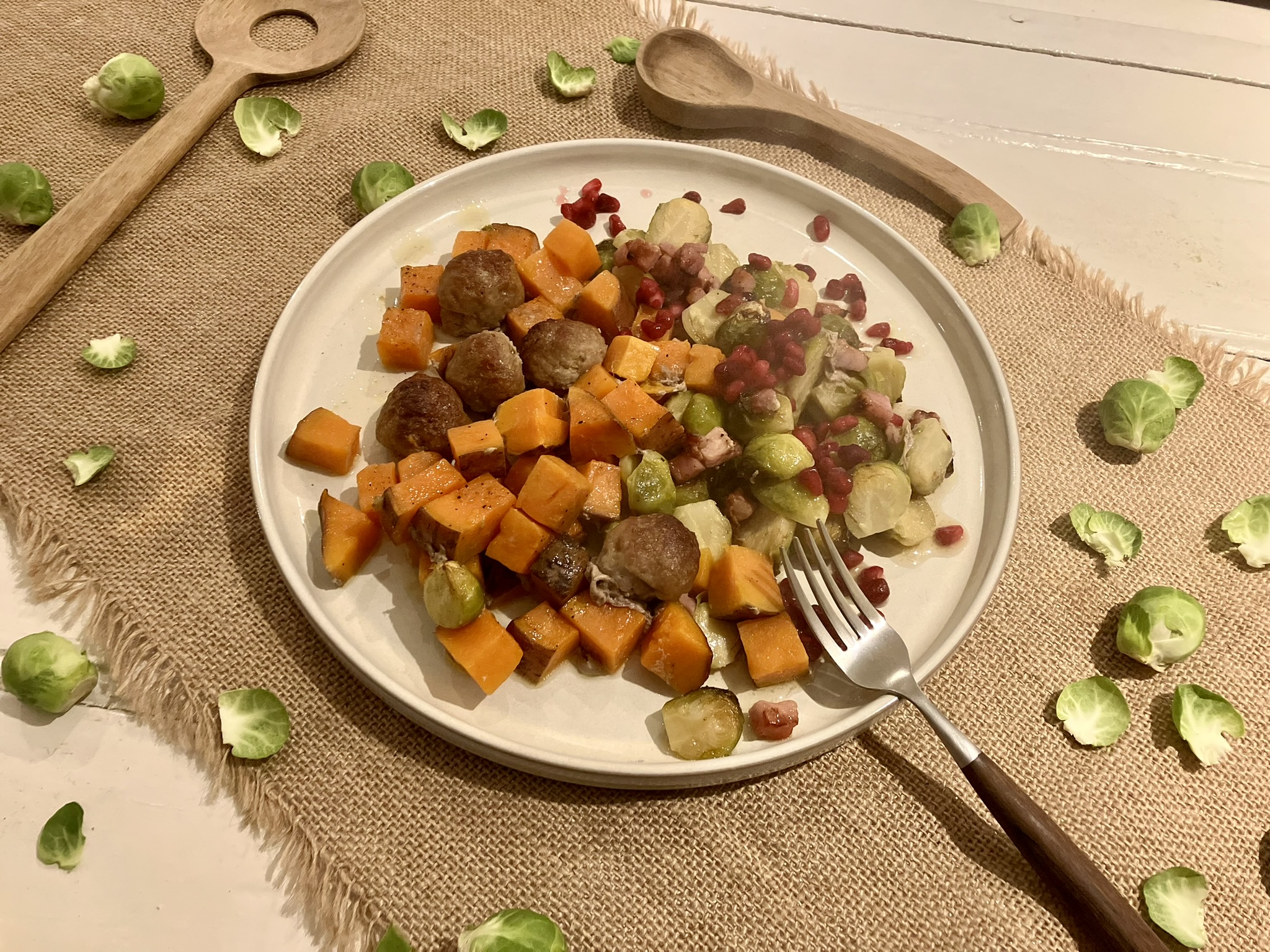 Traybake van spruitjes met gehakt, zoete aardappel en granaatappel
