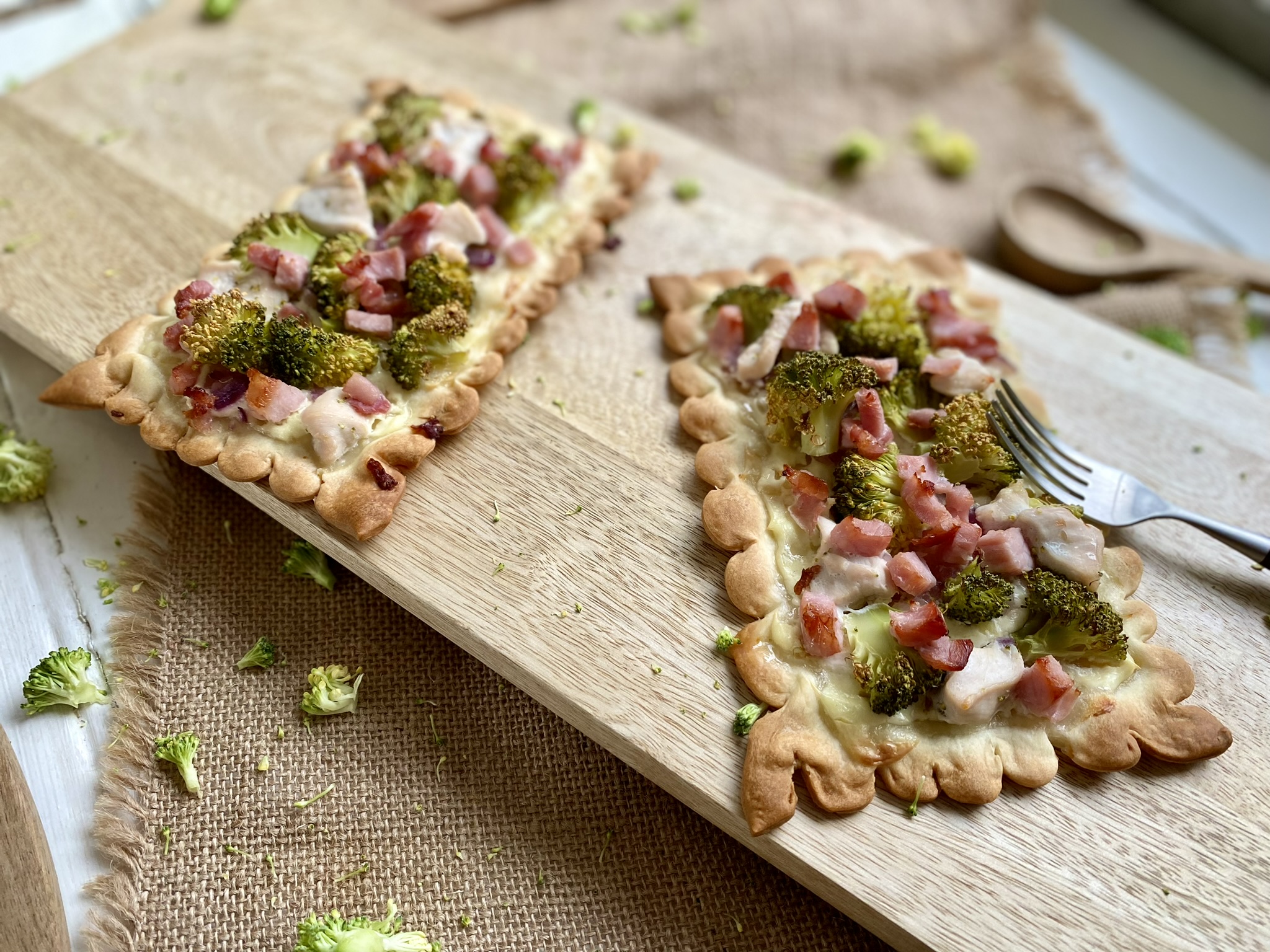 Flammkuchen met kip, spek en broccoli
