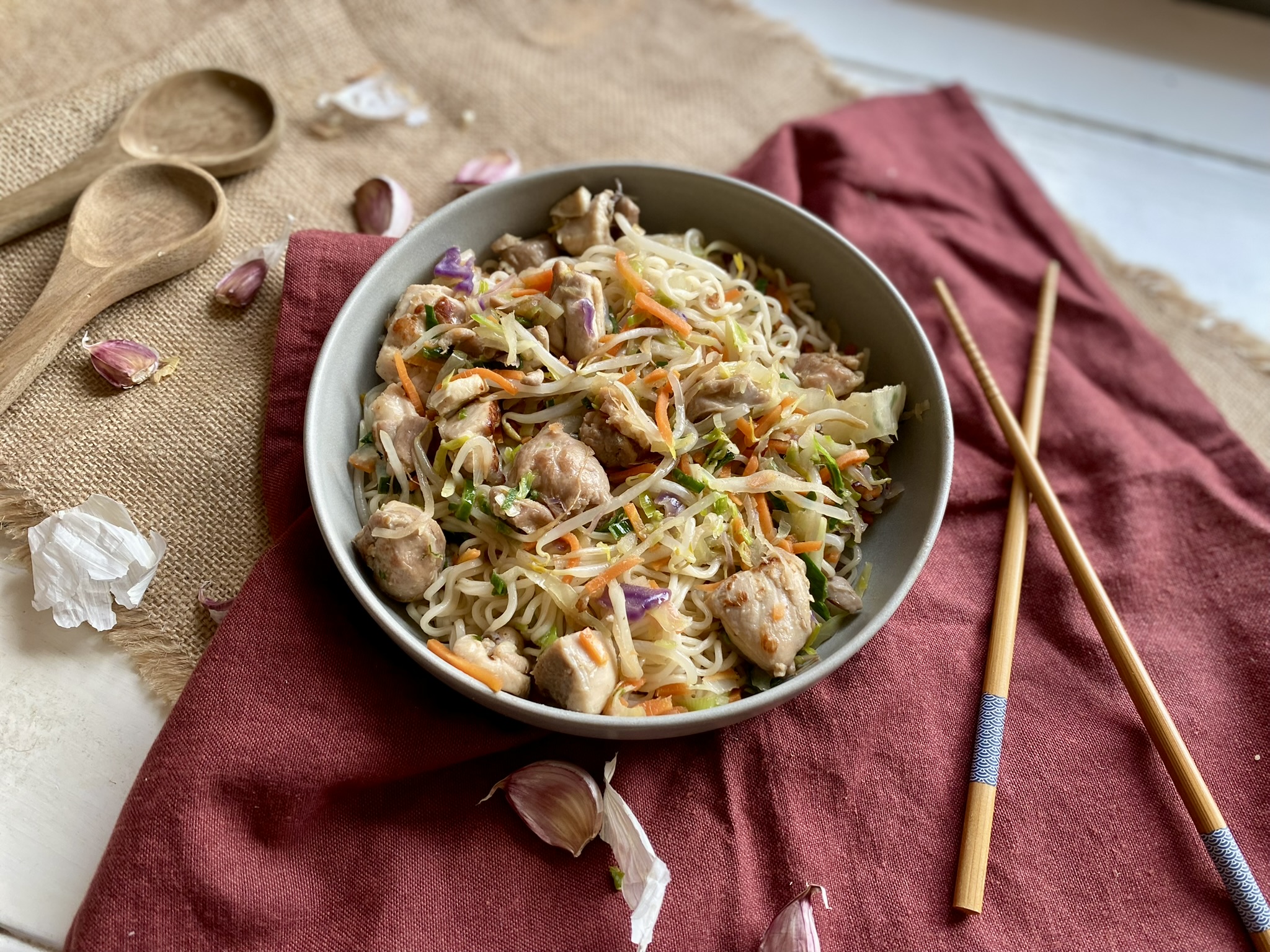 Aziatische wok met kip, knoflook, gember en sereh