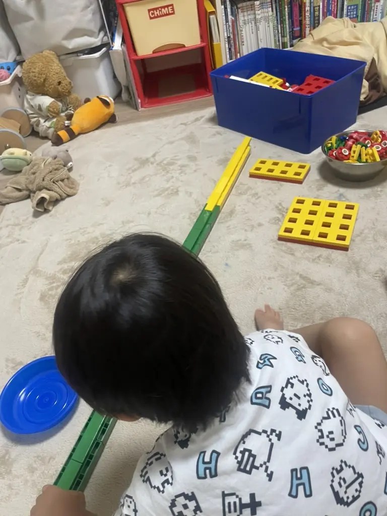 接続部を使ってリブロックをまっすぐ長くつないでいる様子
