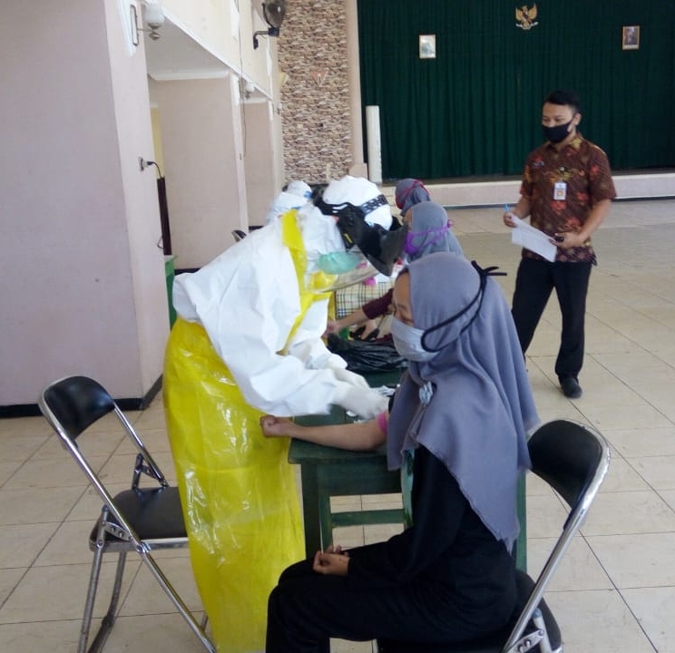 Kasir Sejumlah Toko Swalayan di Cilacap Jalani Rapid Test