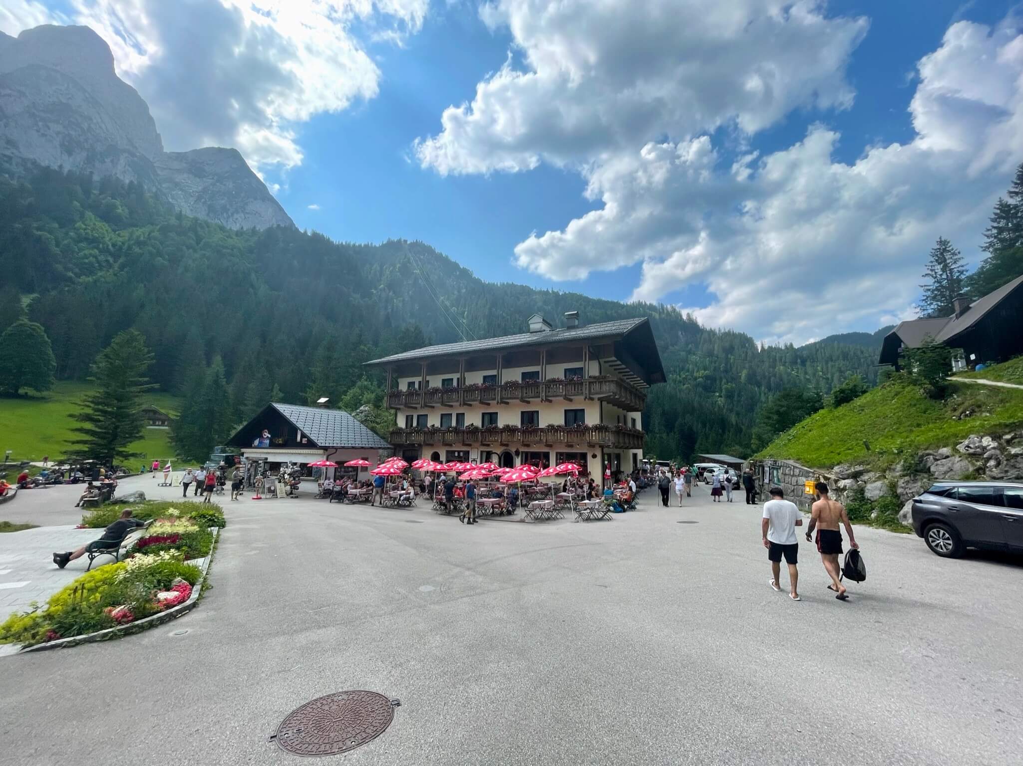 Blick auf das Gasthaus am Gosausee