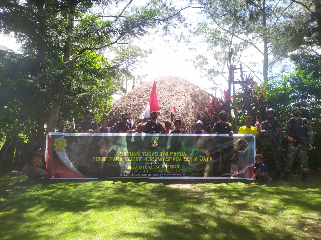 Satgas 432/Kostrad Pos Bolakme Berbagi Sembako di Honai Adat Papua - Koreri  Trans Media