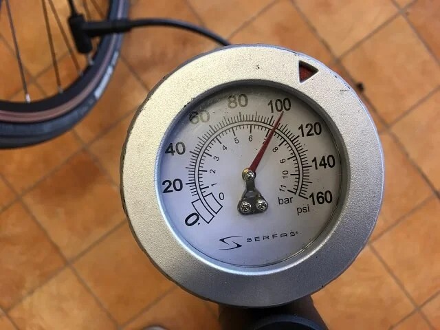 クロスバイク・ロードバイクのフロアポンプ使い方完全ガイド｜初心者