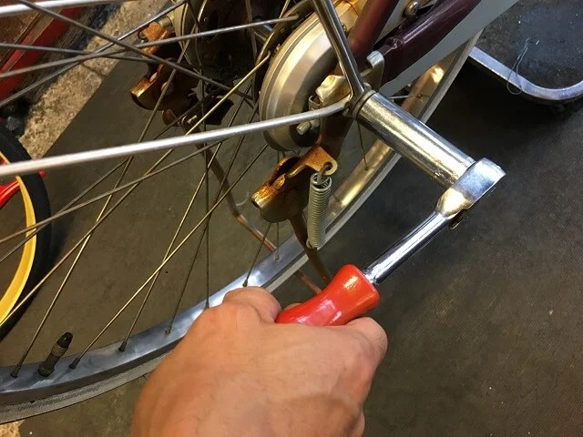 プロが教える！自転車後輪タイヤ交換方法「後輪取り外し編」 | コスナ