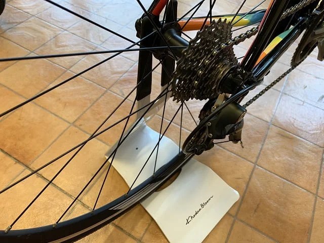 簡単・便利！後輪片側を置くだけで安定感抜群の自転車用ディスプレイ