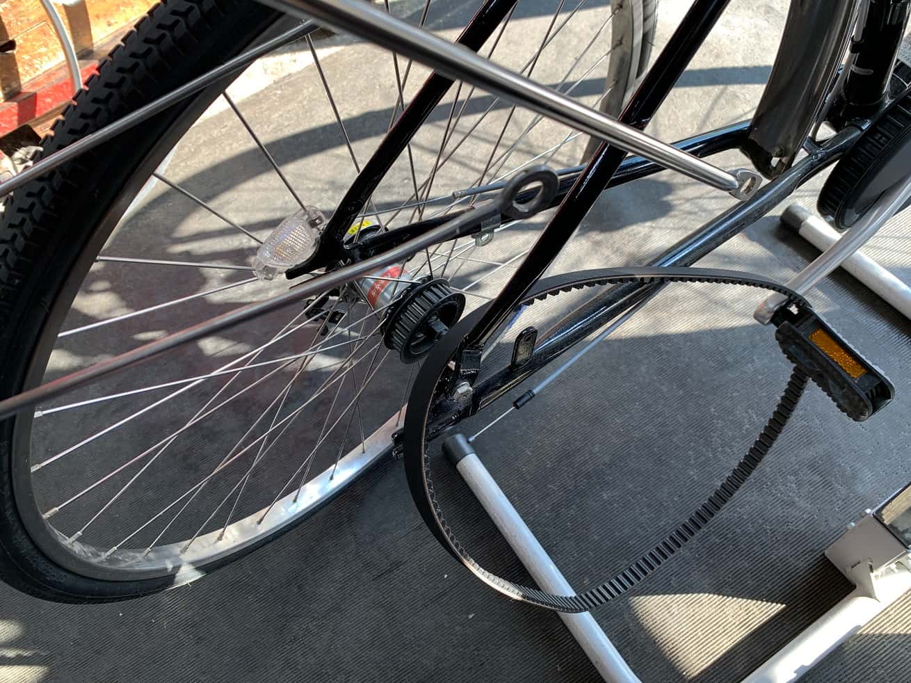 ミヤタサイクル安全点検でリム交換となった自転車の車輪手組み作業風景