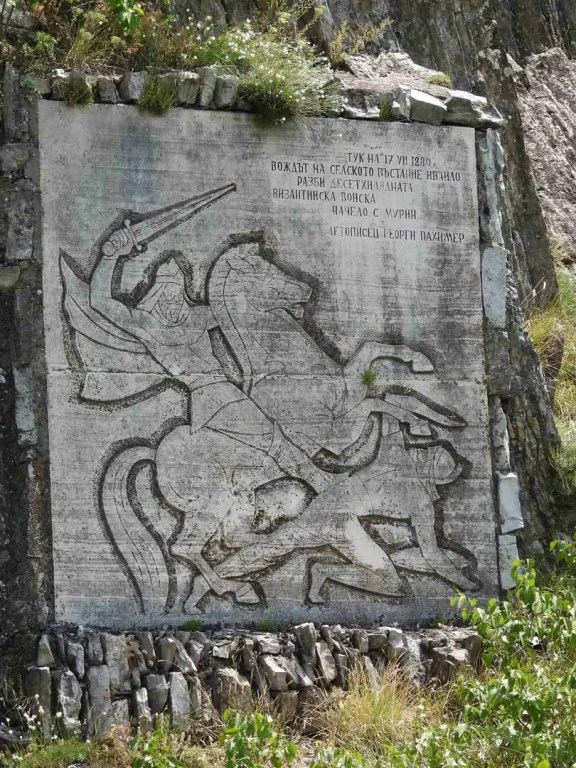 Паметник, отдаващ почит на водачи от бунта срещу османската империя, 1820 г. Изображение на войн на кон.