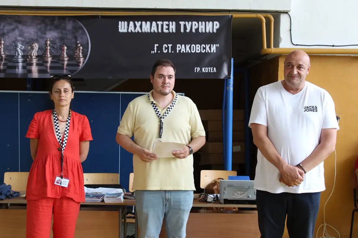 Шахматен турнир Г. Ст. Раковски в Котел с участници и организатори на събитието.