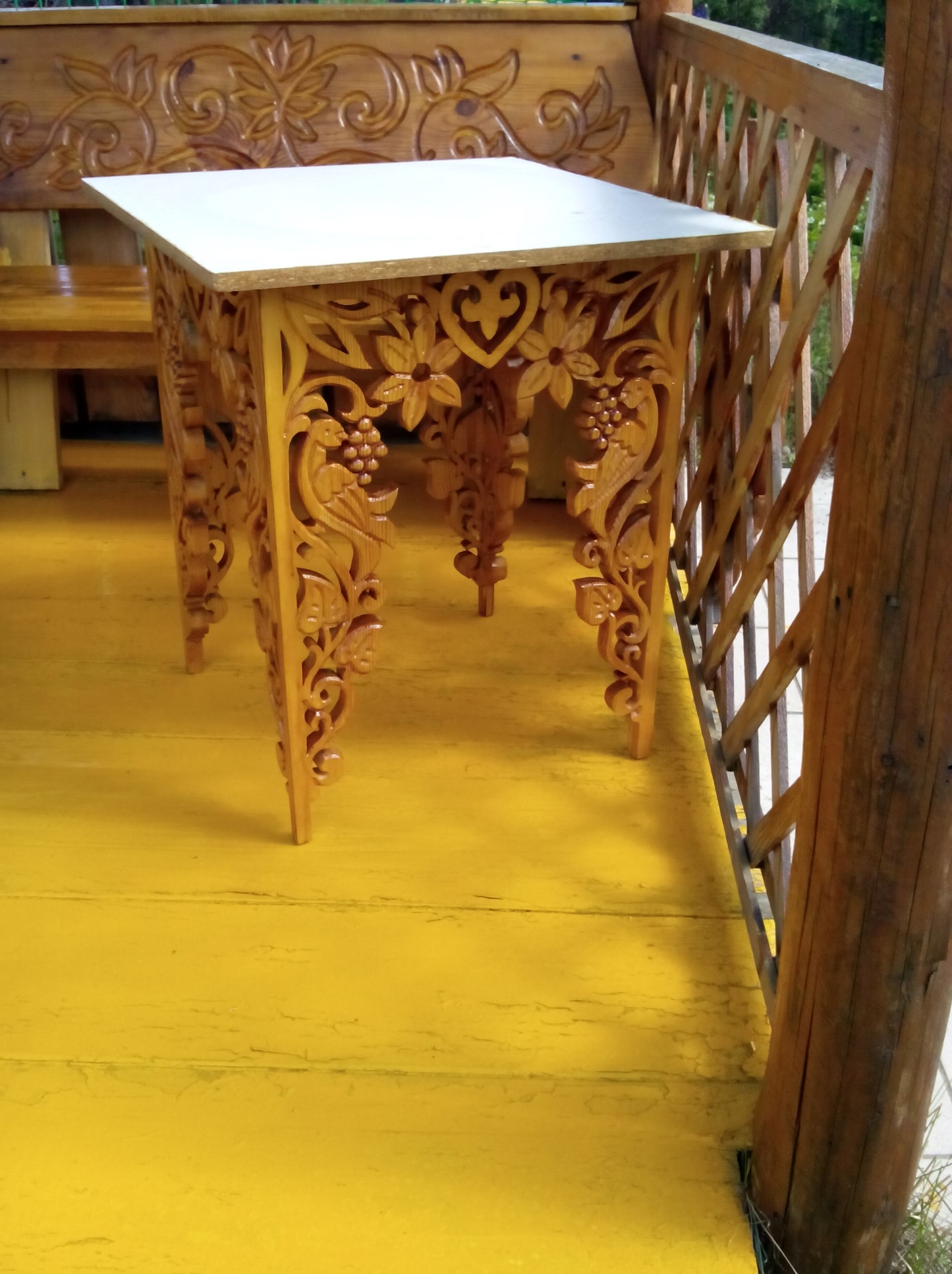 Резьба по дереву, наличники на окна и двери, резные полочки, фасады.