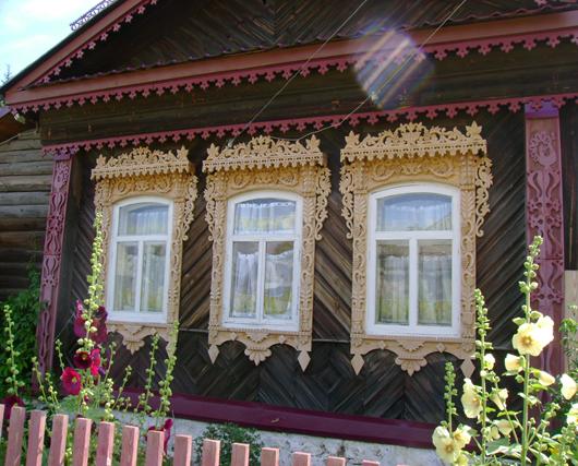 Резьба по дереву, наличники на окна и двери, резные полочки, фасады.