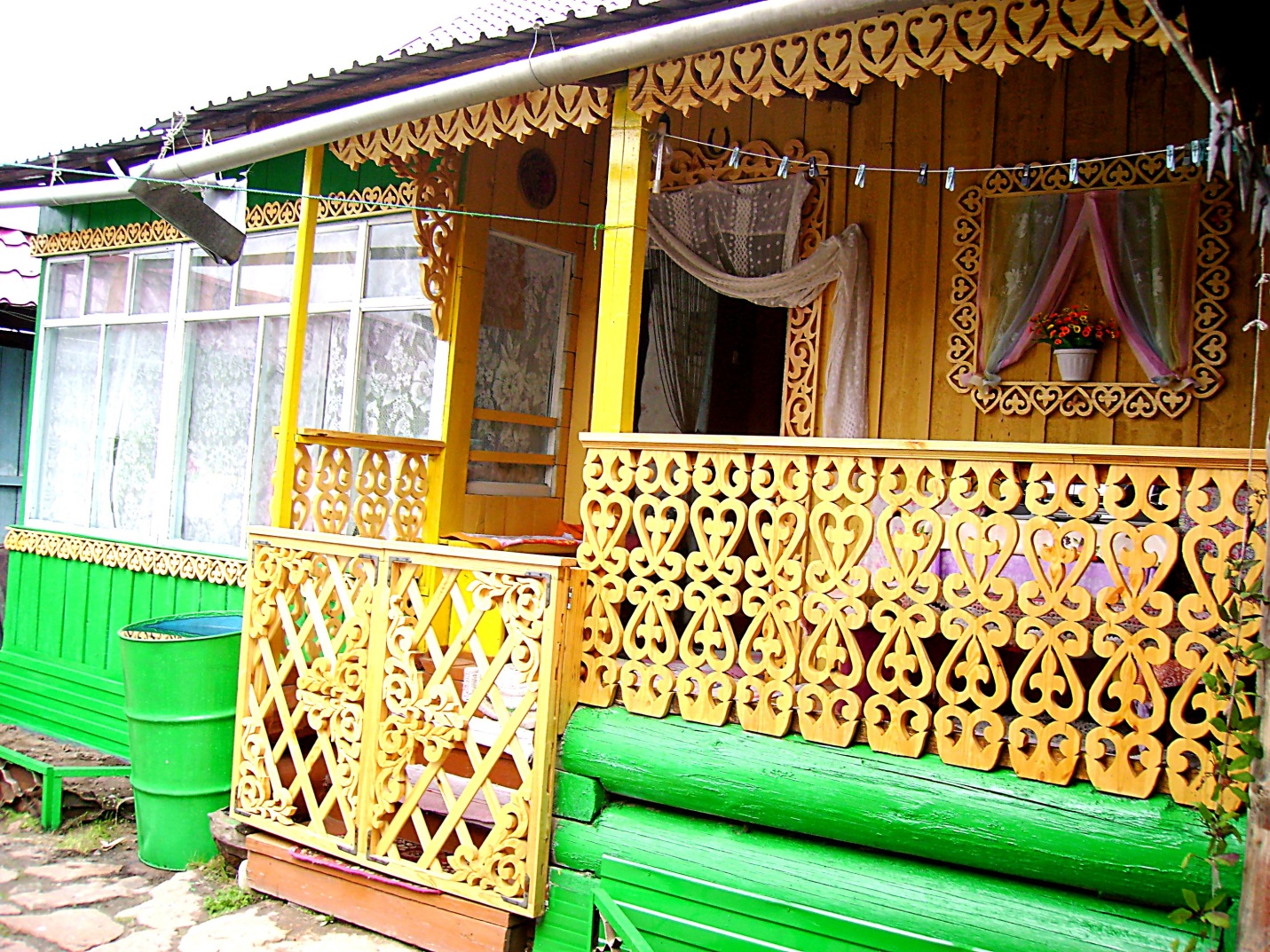 Резьба по дереву, наличники на окна и двери, резные полочки, фасады.