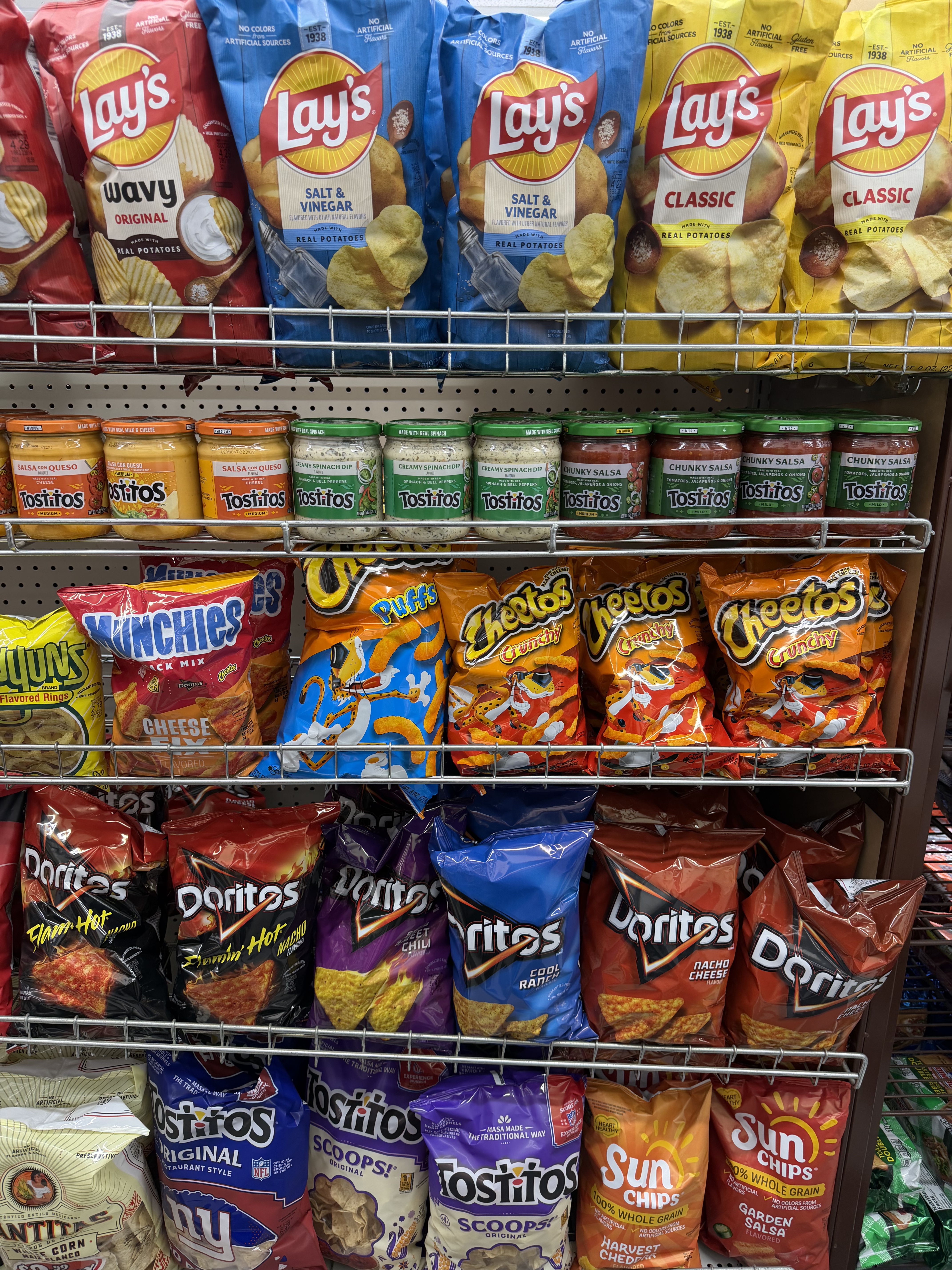 Pasillo de papitas bien surtido con Lay's, Doritos, Cheetos, Tostitos y salsas en Krauszer's, East Windsor, NJ