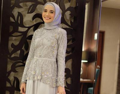 Kebaya motif warna cokelat susu. 5 Inspirasi Kebaya Hijab Untuk Wisuda Ini Akan Bikin Kamu Jadi Yang Paling Cantik Lho Muslim Kurio