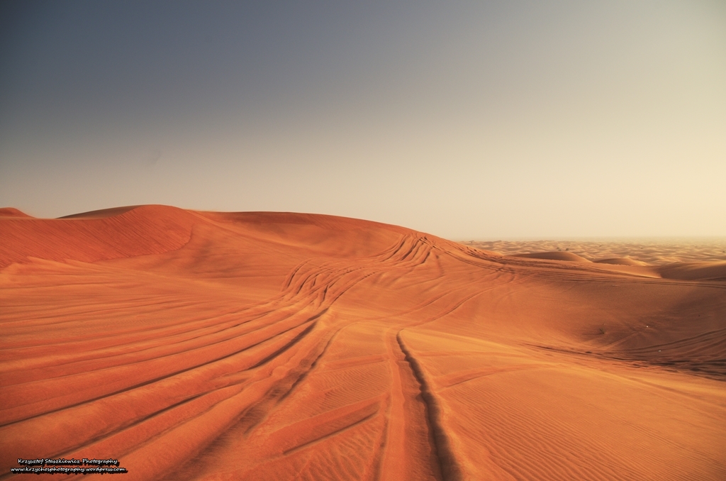 Podczas zachodu słońca, piasek na pustyni przybiera przepiękne barwy. Niestety sam zachód słońca nie jest zbyt efektowny, ze względu na duże zapylenie w powietrzu (w tym przypadku, nie było widać słońca zachodzącego za horyzont)