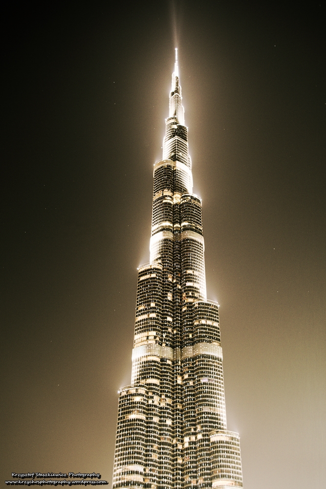 Najwyższy budynek świata, pięknie oświetlony, wieczorową porą. Otoczka wokół budynku wynika z wysokiego zapylenia w Dubaju.