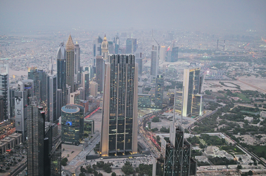 Tak naprawdę dopiero z Burj Khalifa widać pewien fenomen Dubaju, czyli to, że jest to miasto wybudowane pośrodku niczego i wokół niego... też nie ma niczego, no oprócz ropy. Niestety widoczność dosyć ograniczona przez pył znad pustyni.