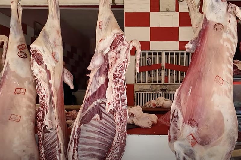 ارتفاع أسعار اللحوم في القصر الكبير.. “أضحى” بلا أضاحٍ وتقاليد صامدة.