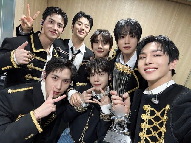 PENTAGON : For their 10th anniversary the members reunite