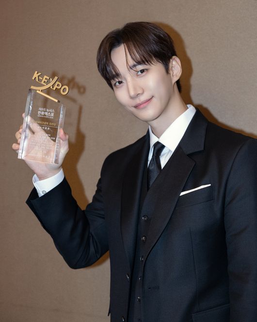 LEE JUNHO : Awarded for his activities and the promotion of K