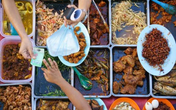 people making payment to a Ramadan Bazaar food vendor