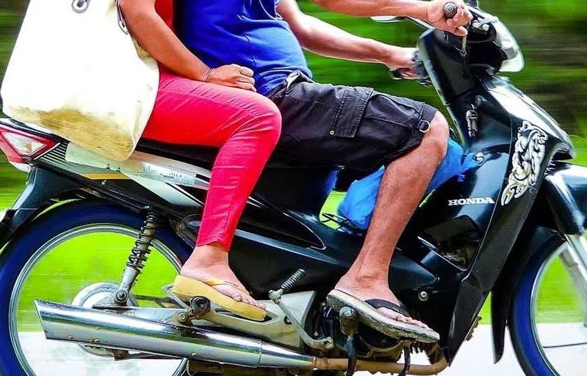New Traffic Rules : क्या चप्पल और शॉर्ट्स पहनकर बाइक चलाने पर जुर्माना लगता है? अगर नहीं जानते तो तुरंत जान लें नियम