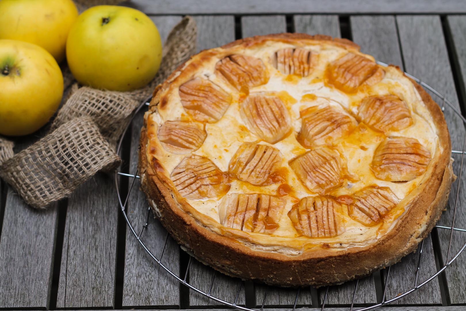 Und da mein mann im urlaub einen ähnlichen kuchen sehr lecker fand, . Apfel Schmand Kuchen Kuchentante