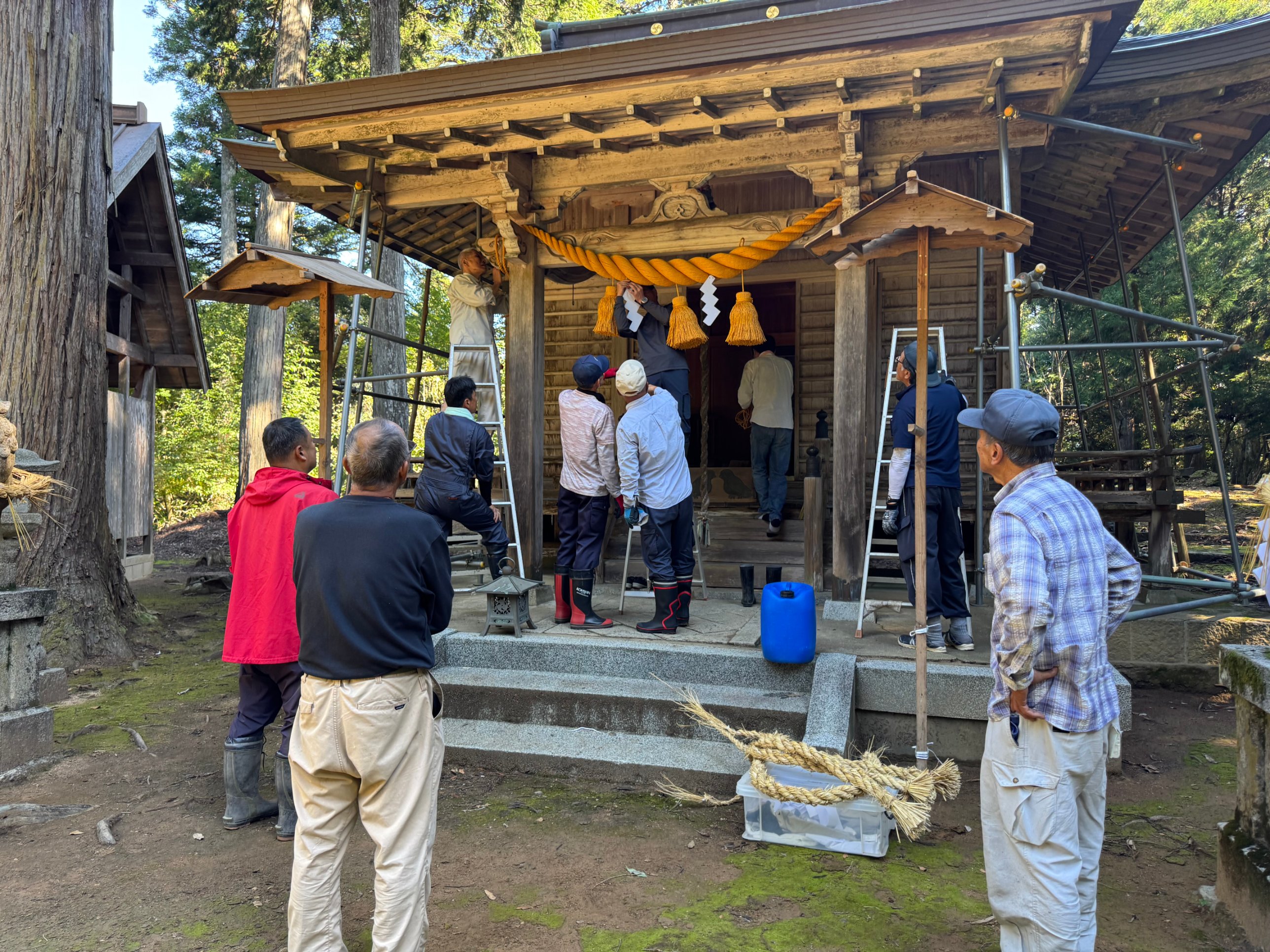 秋祭り前日準備 拝殿のしめ縄掛け