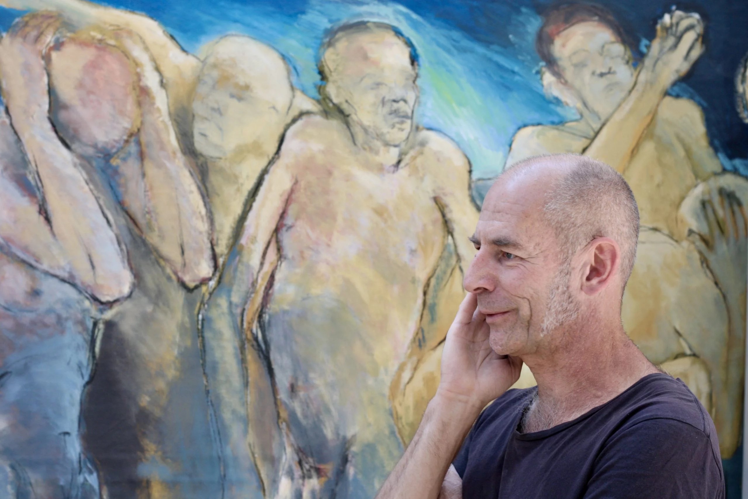 Der Künstler Ralf Ehmann vor seinem Gemälde im Atelier, Foto: ©Sara Heinzelmann-Wilhelm.