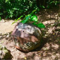 西原町の棚原グスク内、「1トン爆弾の残骸」