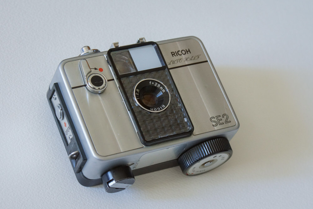 RICOHオートハーフのコンパクトなサイズ感を見てよ #カメラ買い増した