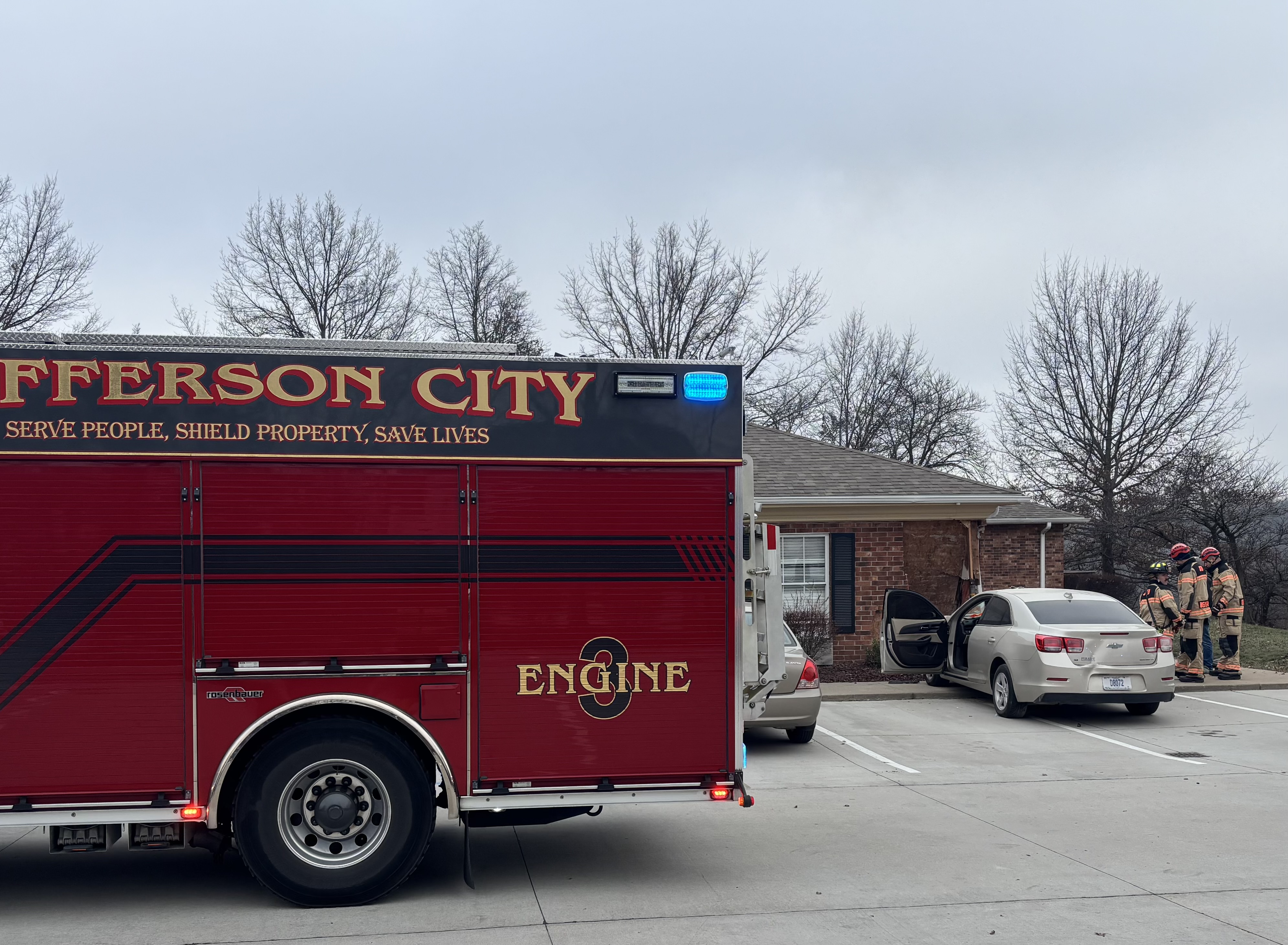 Jefferson City crash leaves one dead