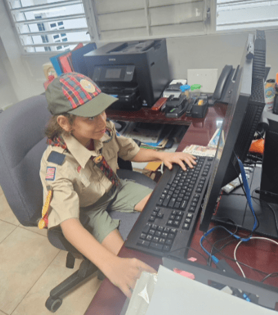 Scout en puesto administrativo