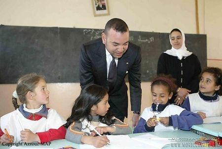 الملك محمد السادس يوشح موظفي قطاع التعليم بأوسمة ملكية شريفة