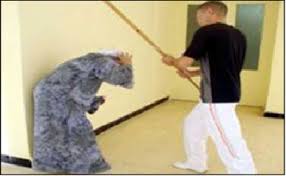 شرطي يستعمل سلاحه لتوقيف اعتداء شخص على والدته