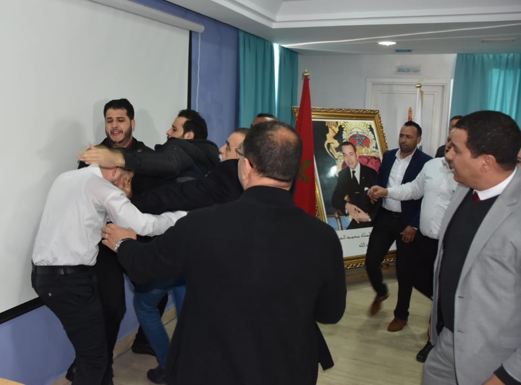 جلسة انتخاب رئيس جماعة المضيق تتحول إلى عراك و اشتباك بالأيادي (فيديو وصور )