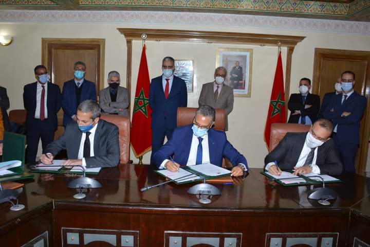 الوزير رباح يوقع اتفاقيات مهمة تهم قطاع الطاقة الريحية