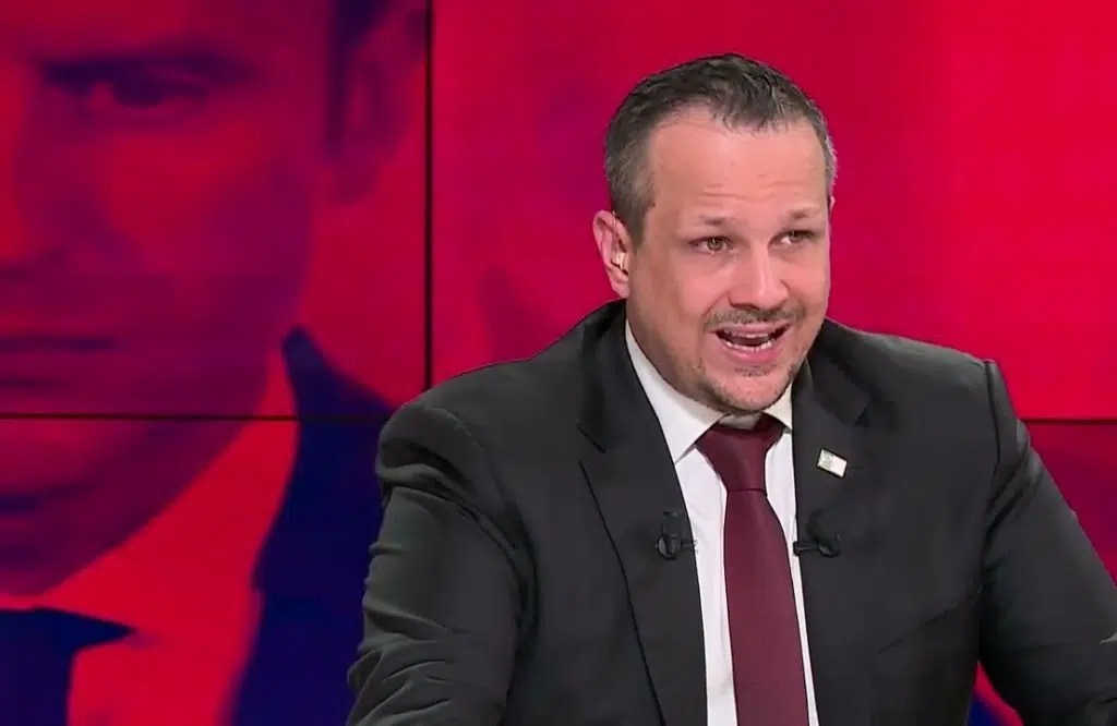 قناة “إر إم سي” الفرنسية توقف الجزائري مهدي غزار بسبب تصريحاته المعادية للمغرب..