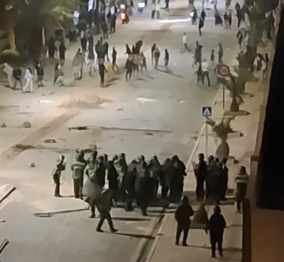 توقيف ثلاثة أشخاص بكلميم للاشتباه في تورطهم بأعمال شغب وإضرام النار عمدًا