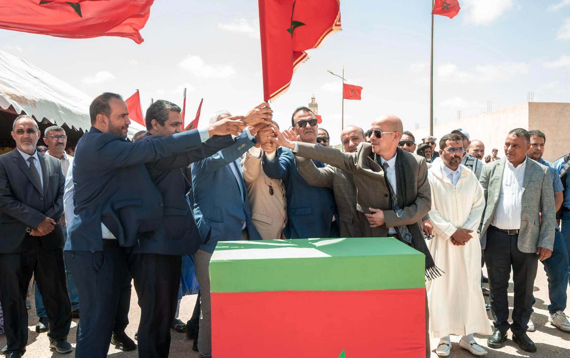 عامل بوجدور يشرف على انطلاق أشغال تهيئة طرق تخدم المؤسسات التعليمية والمرافق الاجتماعية