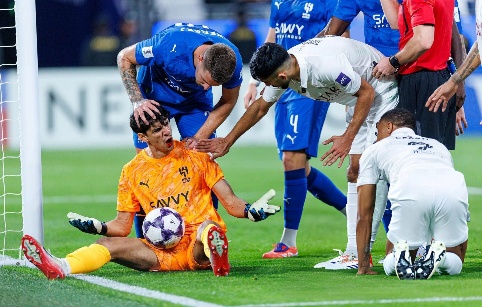 إصابة بونو تثير القلق.. الهلال ينتظر الحسم