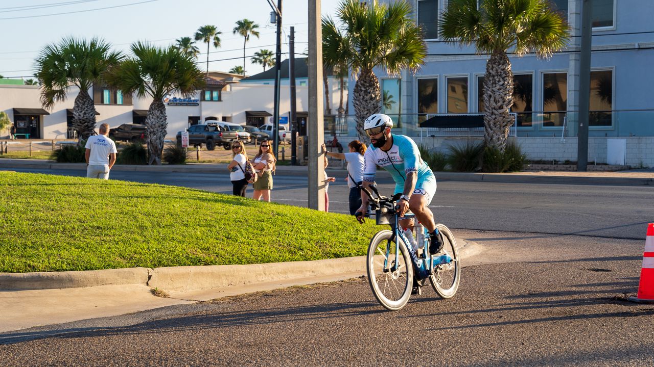 Nada, pedalea y corre bajo el sol. En el  Triatlón de la Isla del Padre , Un desafío con  escenario de ensueño