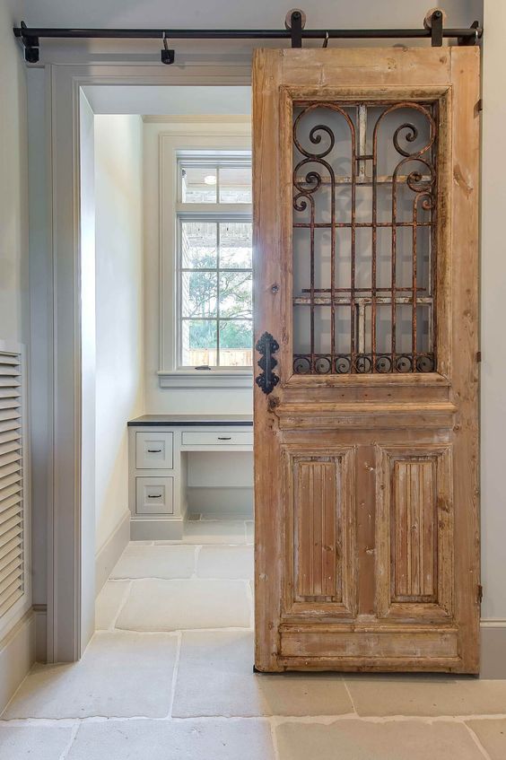 Mirate al recupero di porte con manifesti segni del tempo, . Arredare Con Una Vecchia Porta Di Recupero O Con Una Porta Realizzata Da Se La Casa Piu Bella