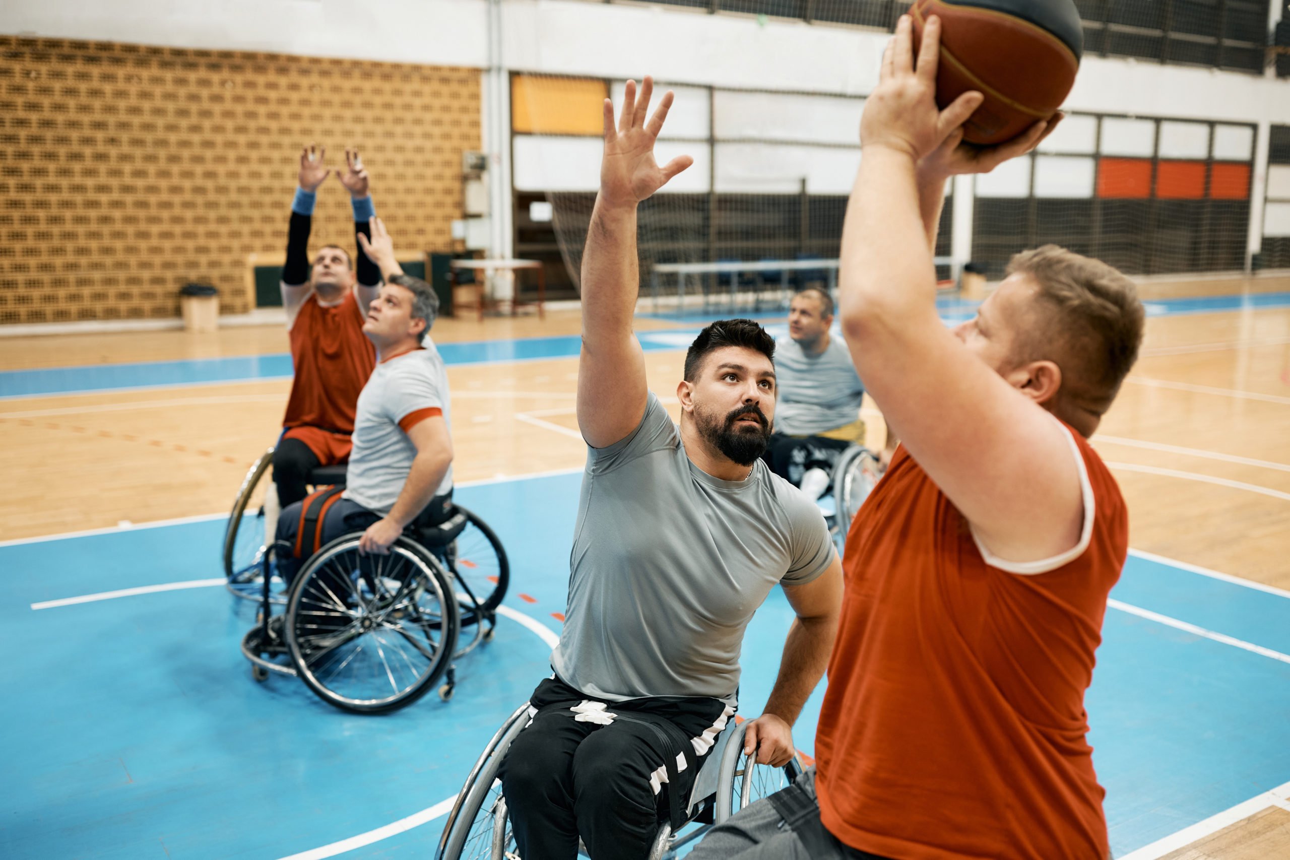 Joueur de basket en fauteuil roulant qui empêche son adversaire. de marquer pendant un match, illustrant les Jeux Paralympiques. 