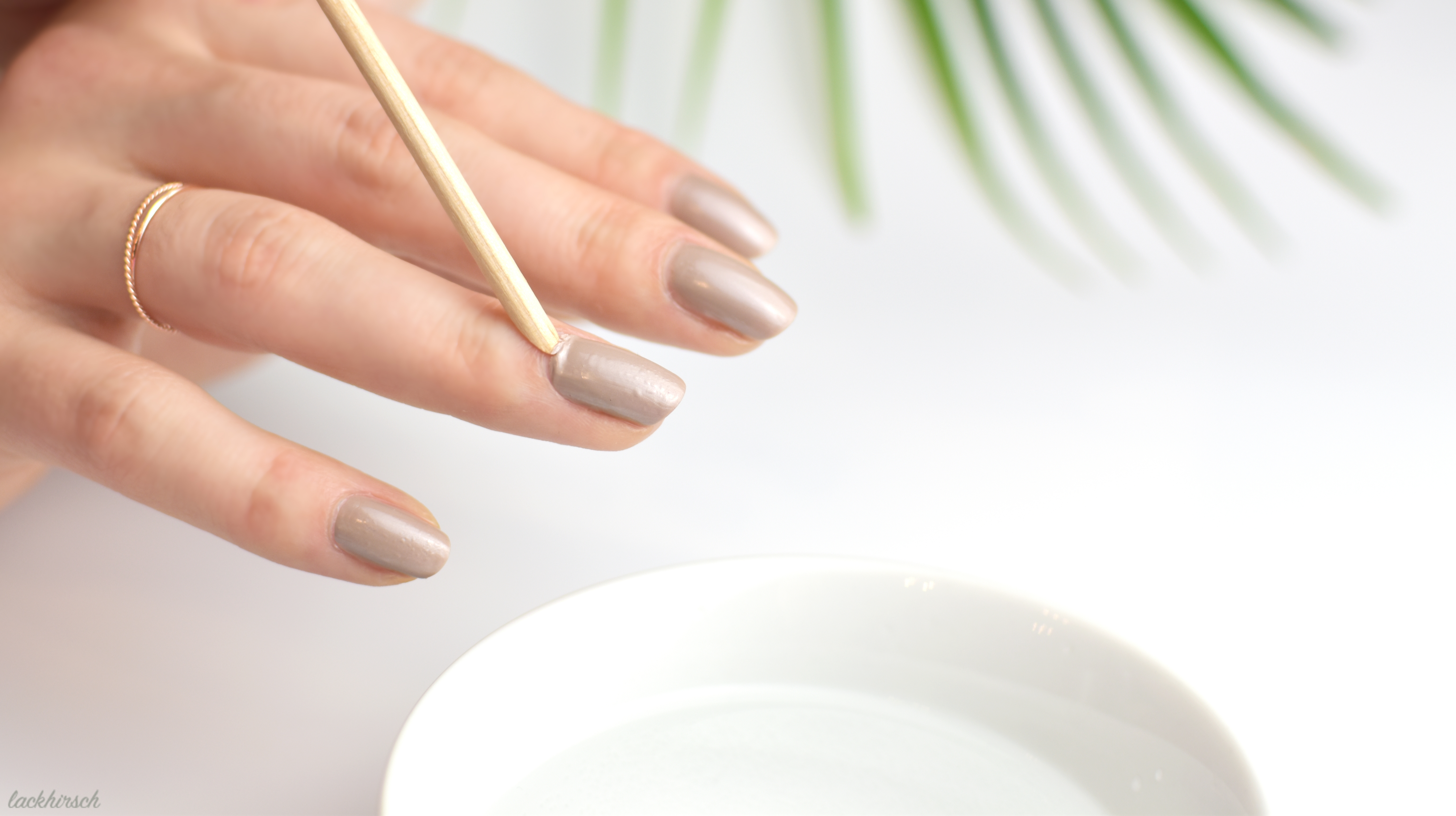 ... mit einem Hözstäbchen anschieben...