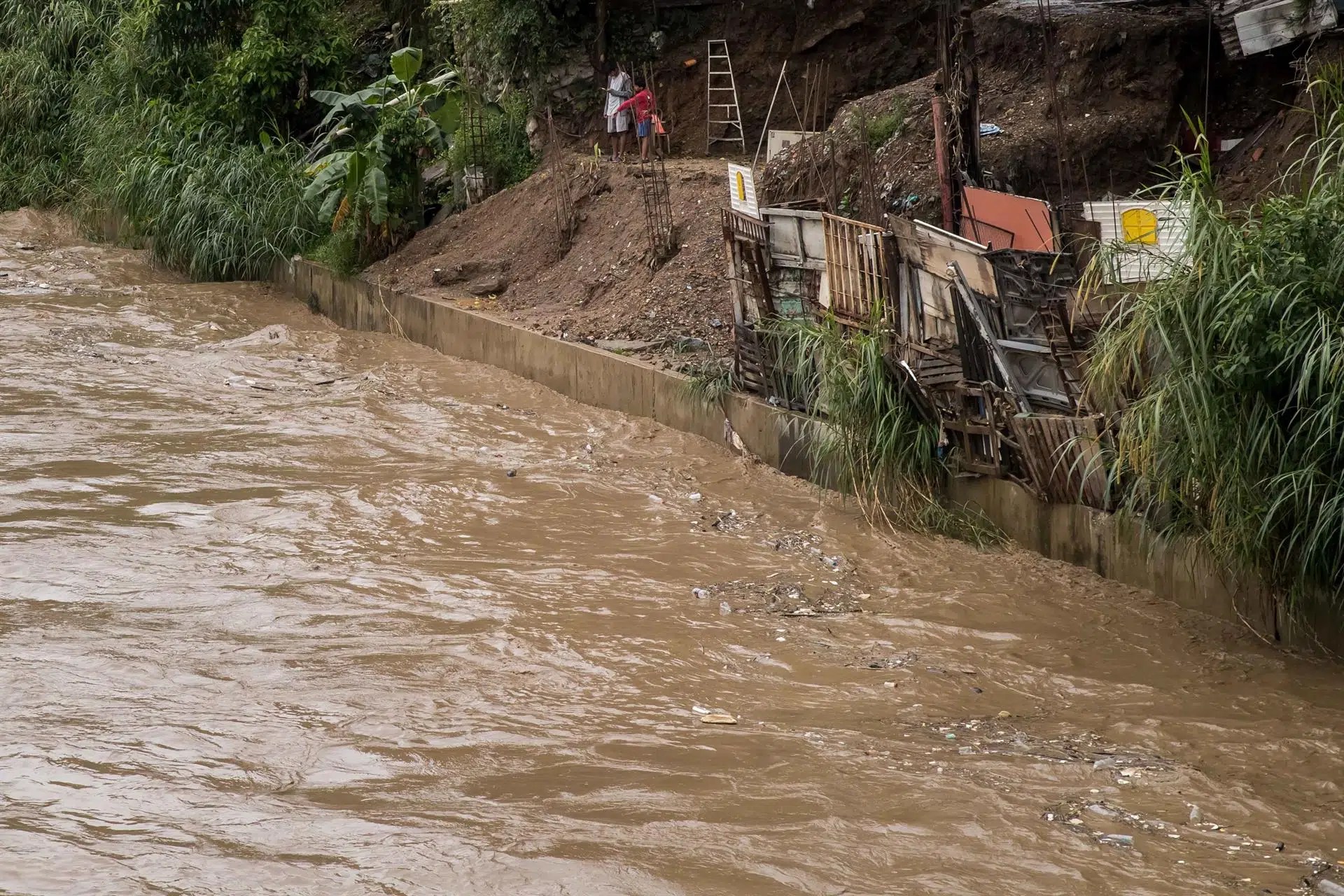 Mujer muere arrastrada por el río Merey tras salvar a sus dos hijos en Sucre