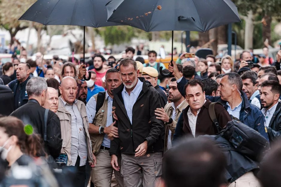 Visita Real a Paiporta: El Rey y la Reina Enfrentan la Indignación Ciudadana en la Zona Cero de la DANA
