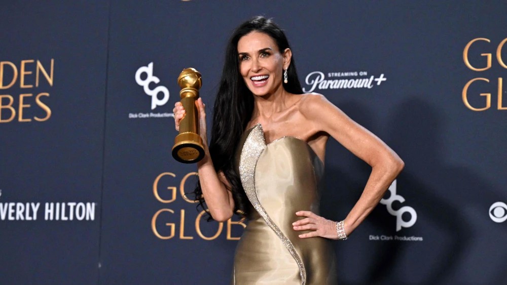 Demi Moore gana su primer Globo de Oro tras 45 años de carrera