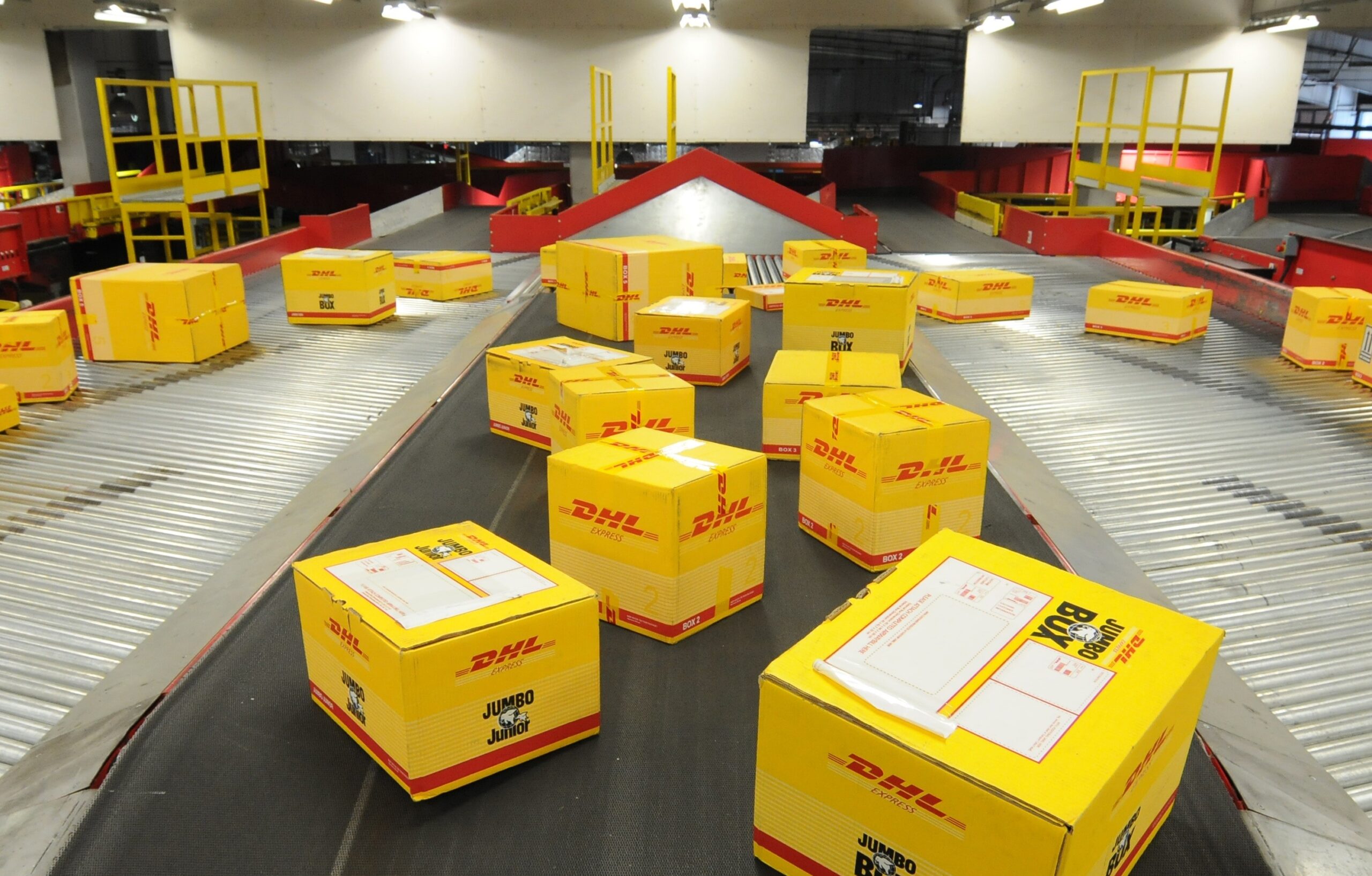 DHL suspende envíos a EE. UU. para consumidores por encima de $800