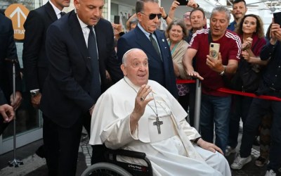 El papa Francisco salió del hospital tras la operación de una hernia y bromeó: “Todavía estoy vivo”